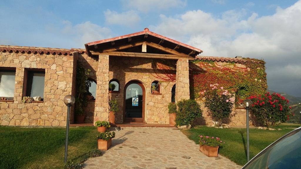Hotel Ristorante La Tana Di Li Mazzoni Trinità dʼAgultu Exterior foto