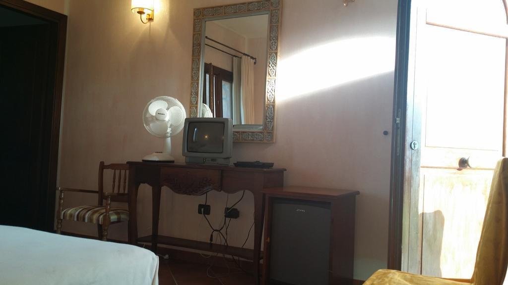 Hotel Ristorante La Tana Di Li Mazzoni Trinità dʼAgultu Exterior foto
