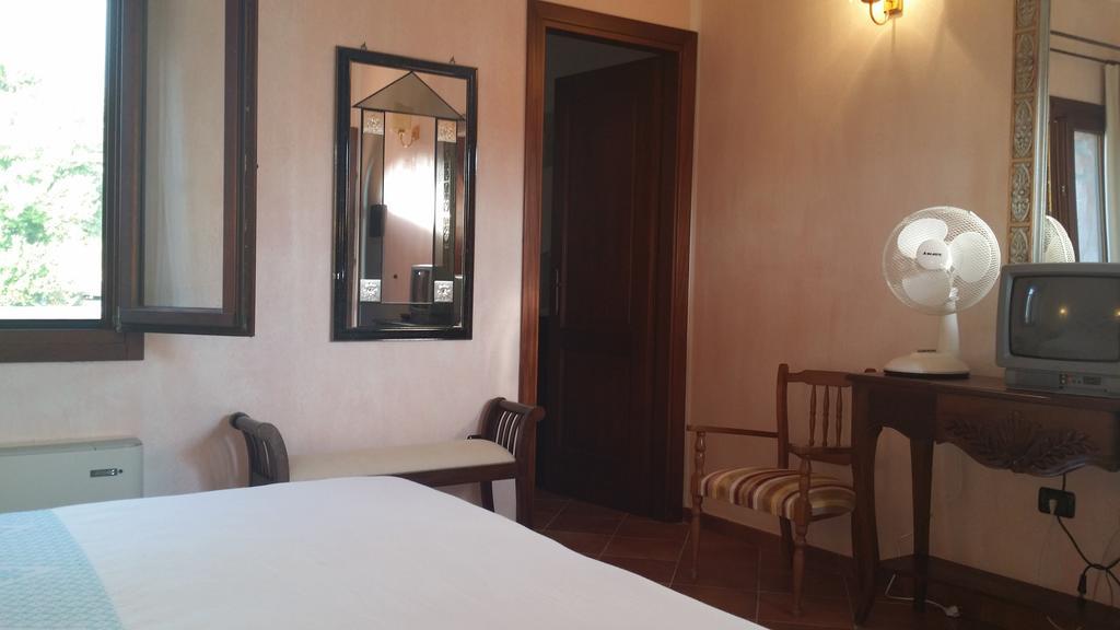 Hotel Ristorante La Tana Di Li Mazzoni Trinità dʼAgultu Exterior foto